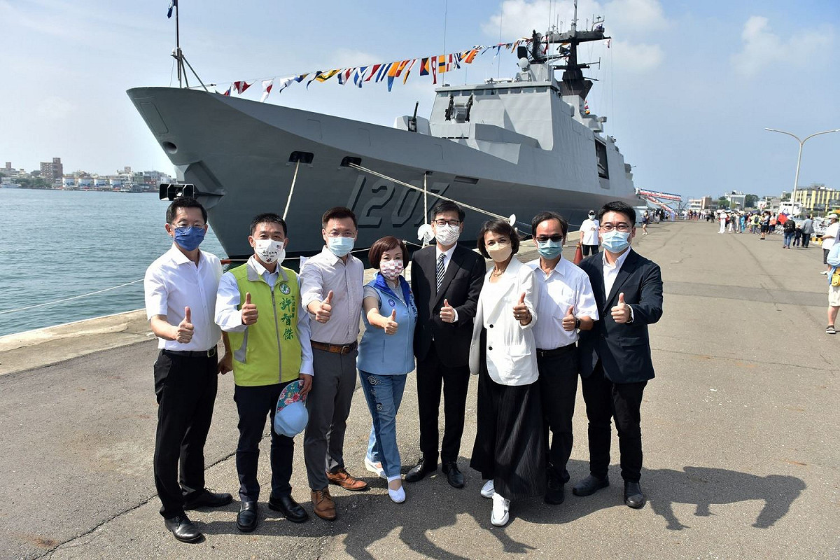 慶雙十海軍艦艇在高雄新濱碼頭開放參觀，高雄市長陳其邁與府會同仁在康定級巡防艦「武昌號(PFG-1207)」合影。 圖：高雄市政府提供