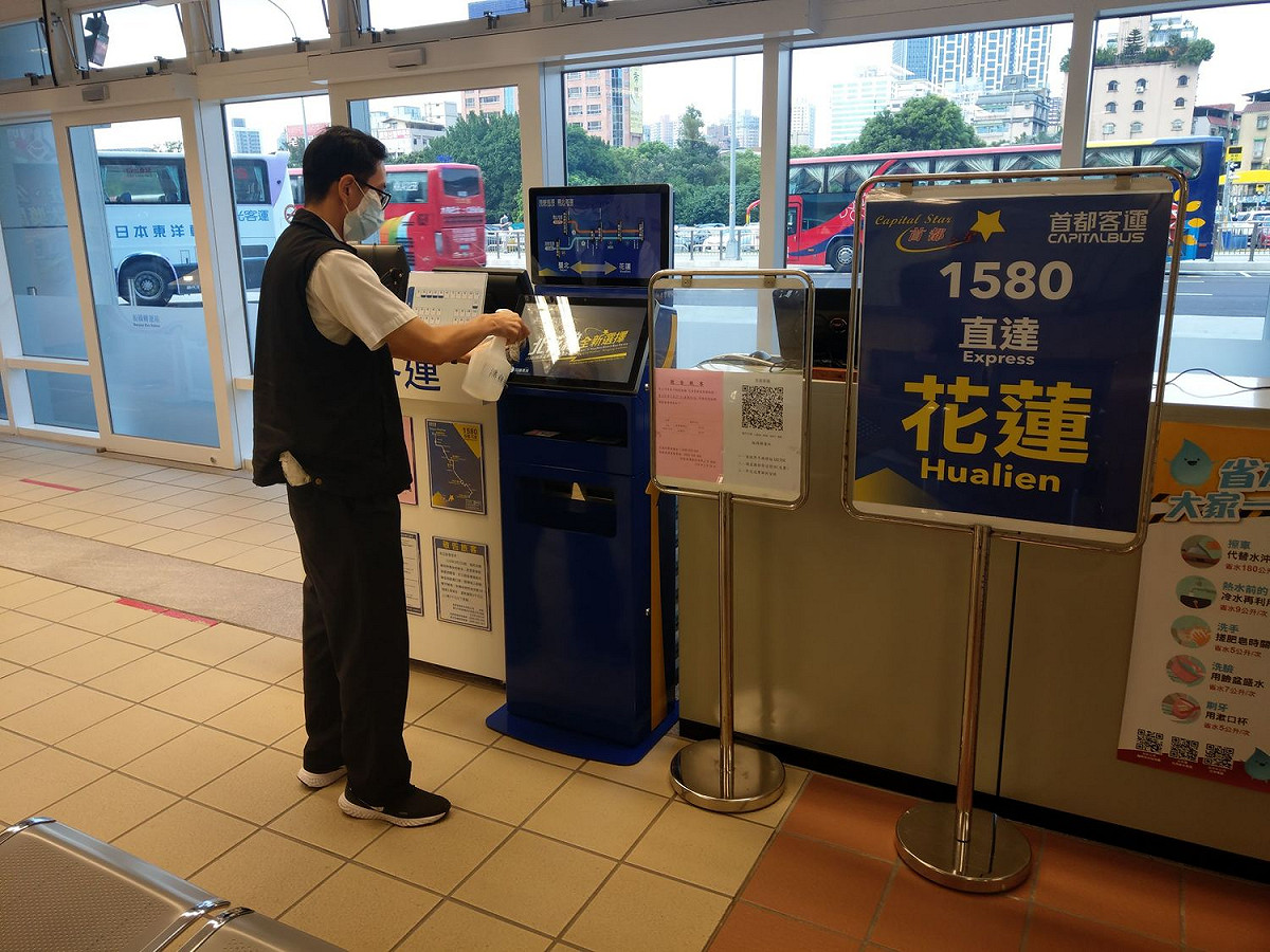 板橋轉運站內消毒。 圖：臺北、首都客運提供