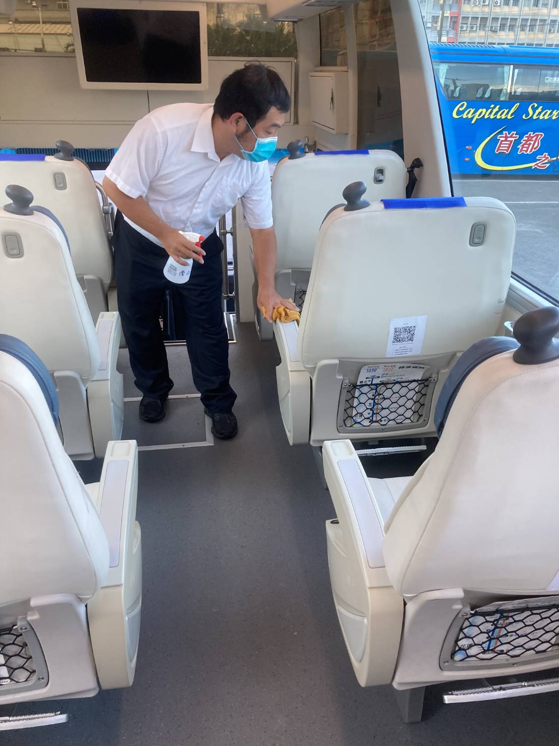 車內座椅扶手消毒。 圖：臺北、首都客運提供