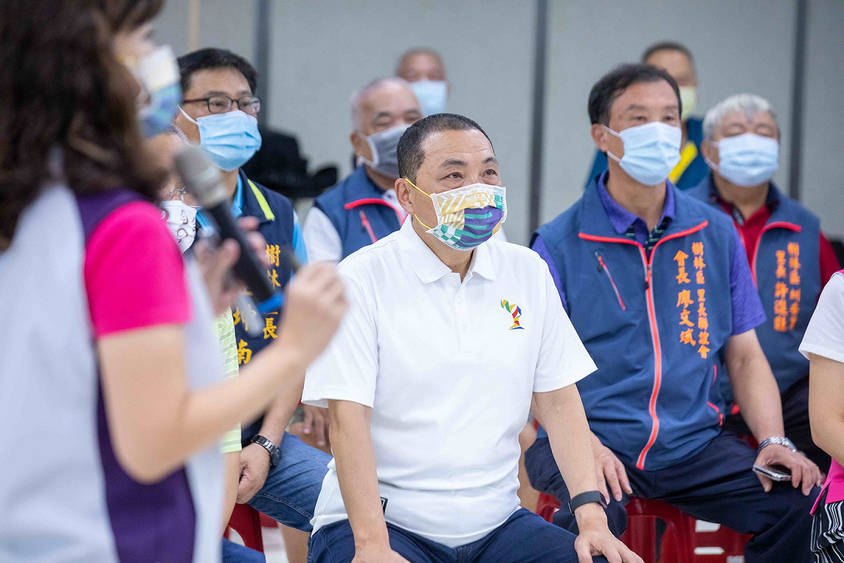 侯友宜及地方人士聽取盛筱蓉簡報。 圖：新北市新聞局提供