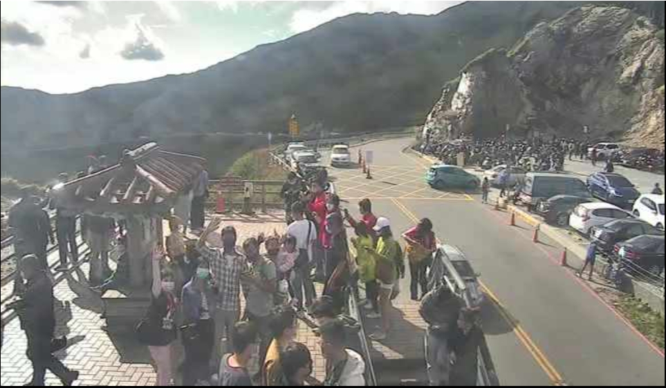 今日是國慶連假首日，不少景點出現旅遊人潮（圖為合歡山武嶺亭）。 圖：擷取自即時影像監視器
