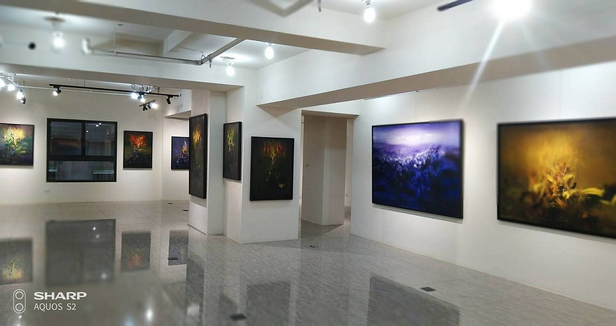 呂榮琛《光的禮讚》個展在高雄臻藝術&amp;芬畫廊展出。 圖：孫家銘攝