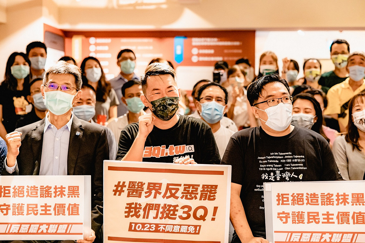百位醫師加入反惡罷大聯盟。 陳柏惟服務處/提供