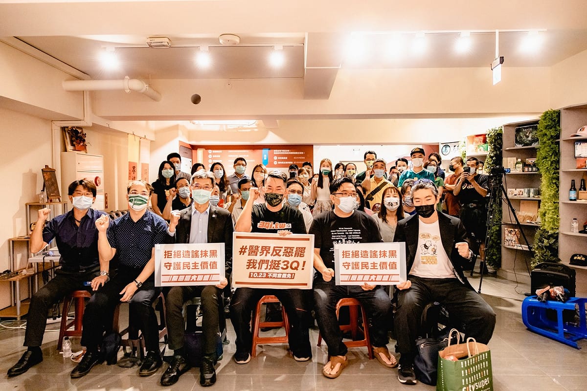 百位醫師加入反惡罷大聯盟。 陳柏惟服務處/提供
