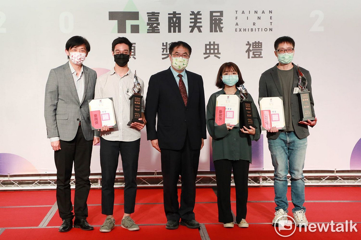 三位「臺南獎」得獎者包括：（1）東方媒材類－劉以勒；得獎作品「緣薄難渡」（2）書法類－董又愷；得獎作品「王摩詰使至塞上」（3）立體造型類－徐均育；得獎作品「大事化小，小事化無」。 圖：黃博郎／攝