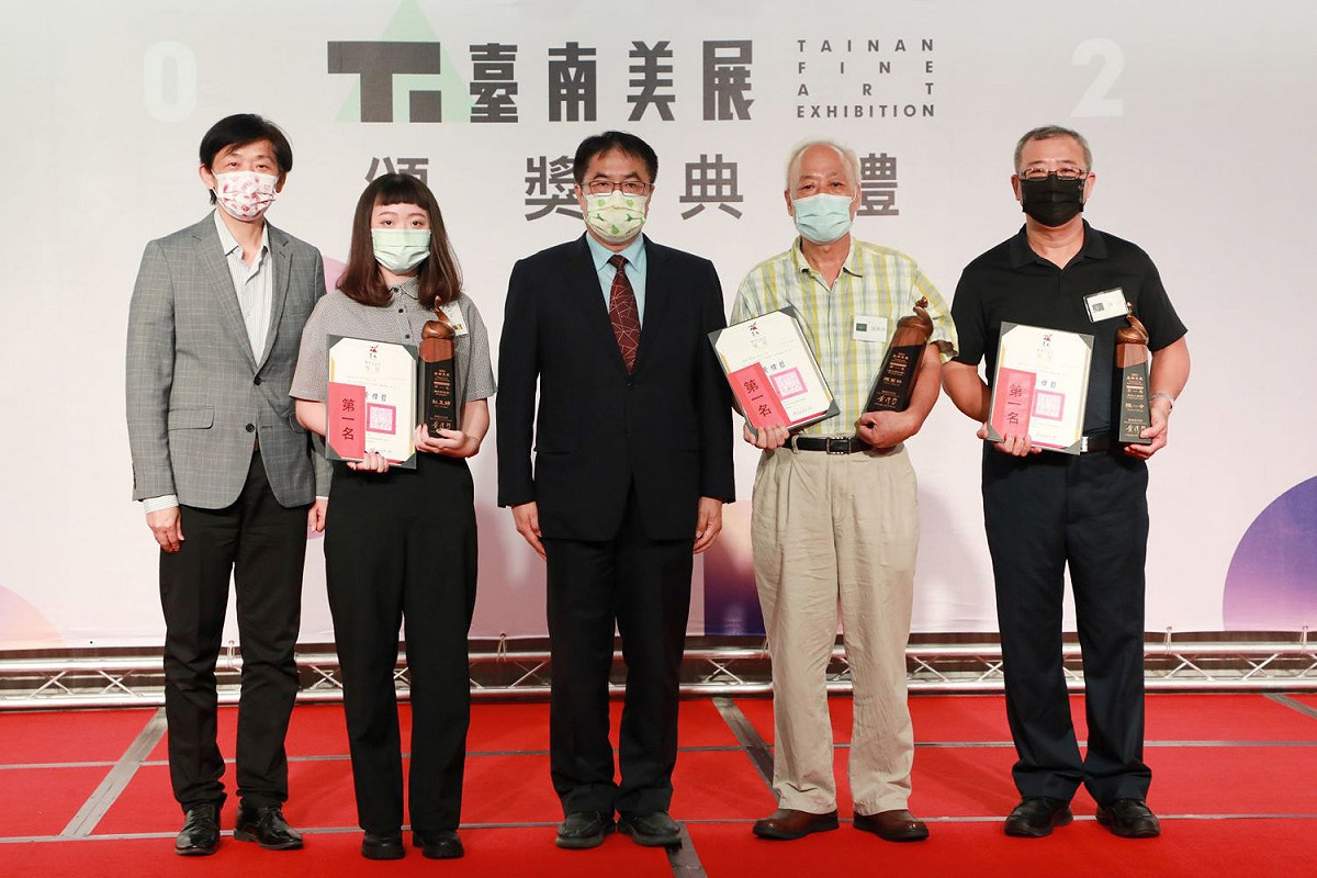 第一名分別為（4）西方媒材類－陳萬林；得獎作品「荷溏春好」（5）傳統工藝類－陳一中；得獎作品「剪紙‧紙雕龍」（6）攝影影像類－杜玉婷；得獎作品「痕跡」。 圖：黃博郎／攝