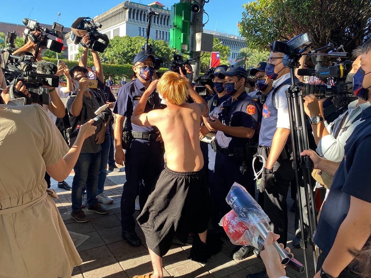 游姓網紅直播時發生「脫」序行為。 圖/中正第一分局提供