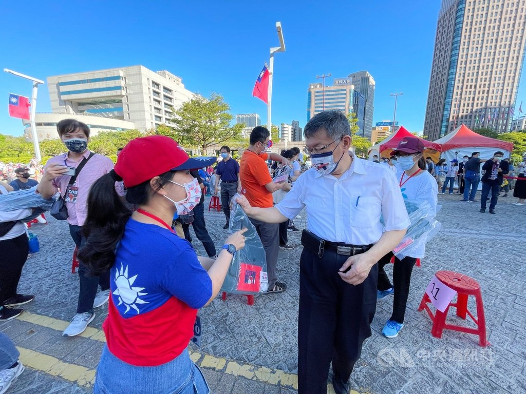 台北市長柯文哲（前右）10日在台北市政府前廣場出席110年台北市國慶升旗暨慶祝活動，並發放嗡嗡包給民眾。 圖/中央社