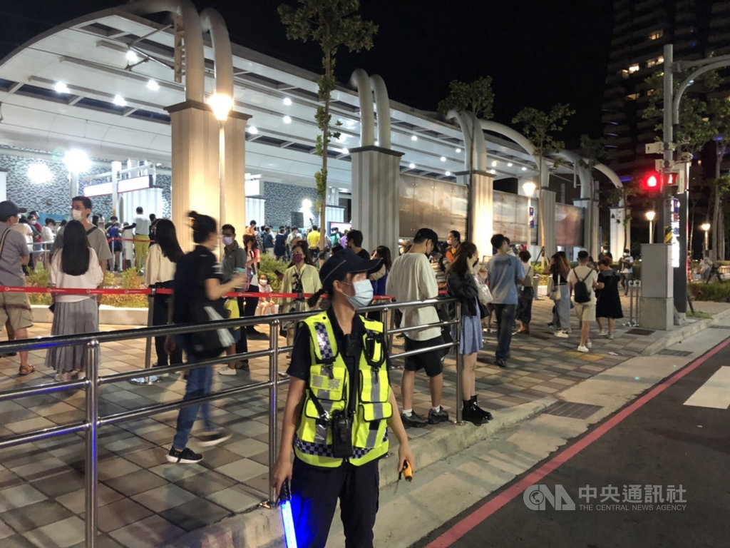 新北市政府10日表示，接下來7場次的淡水漁人碼頭煙火秀，除現場交通及人流控管，包括停車場降載，另也持續搭配專車、淡海輕軌縮短班距等加強疏散。 圖/中央社（警方提供）