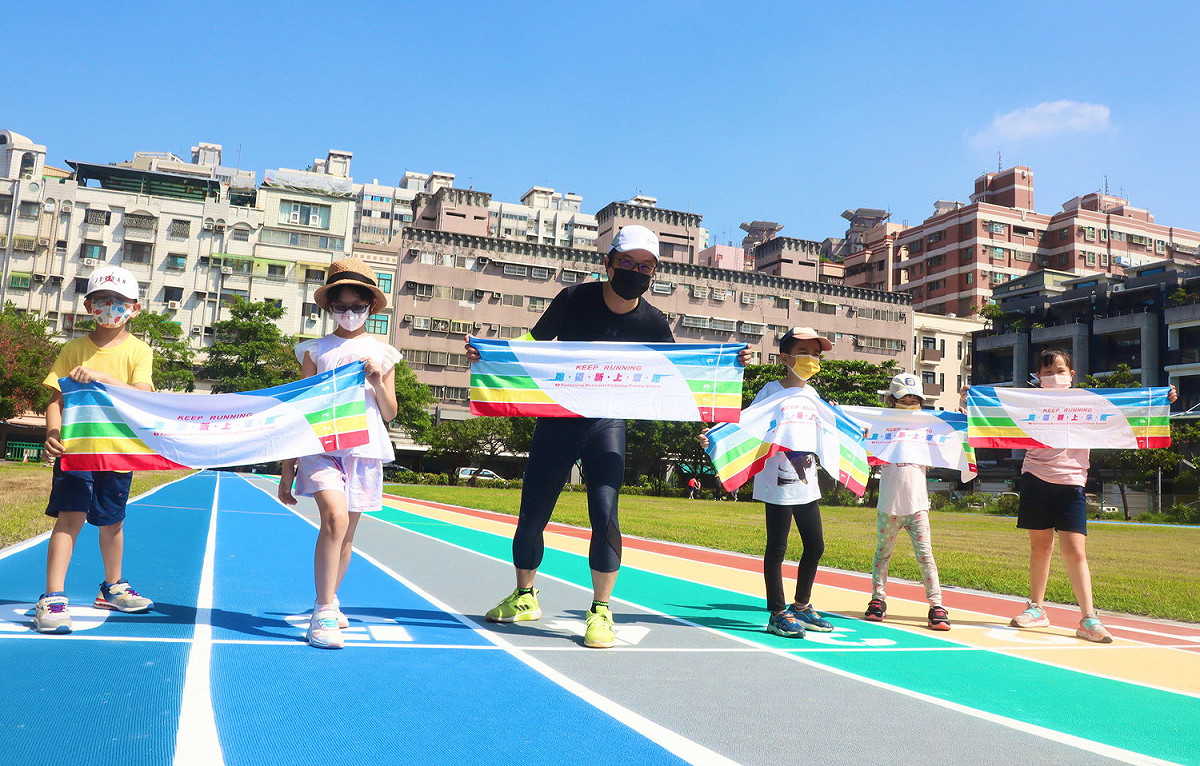 新上國小校長王彥嵓(左三)推出別出心裁的「魷魚絲遊戲」。 圖：高市教育局提供