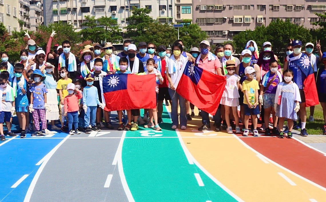 新上國小開放嶄新的彩色跑道慶祝雙十節。 圖：高市教育局提供