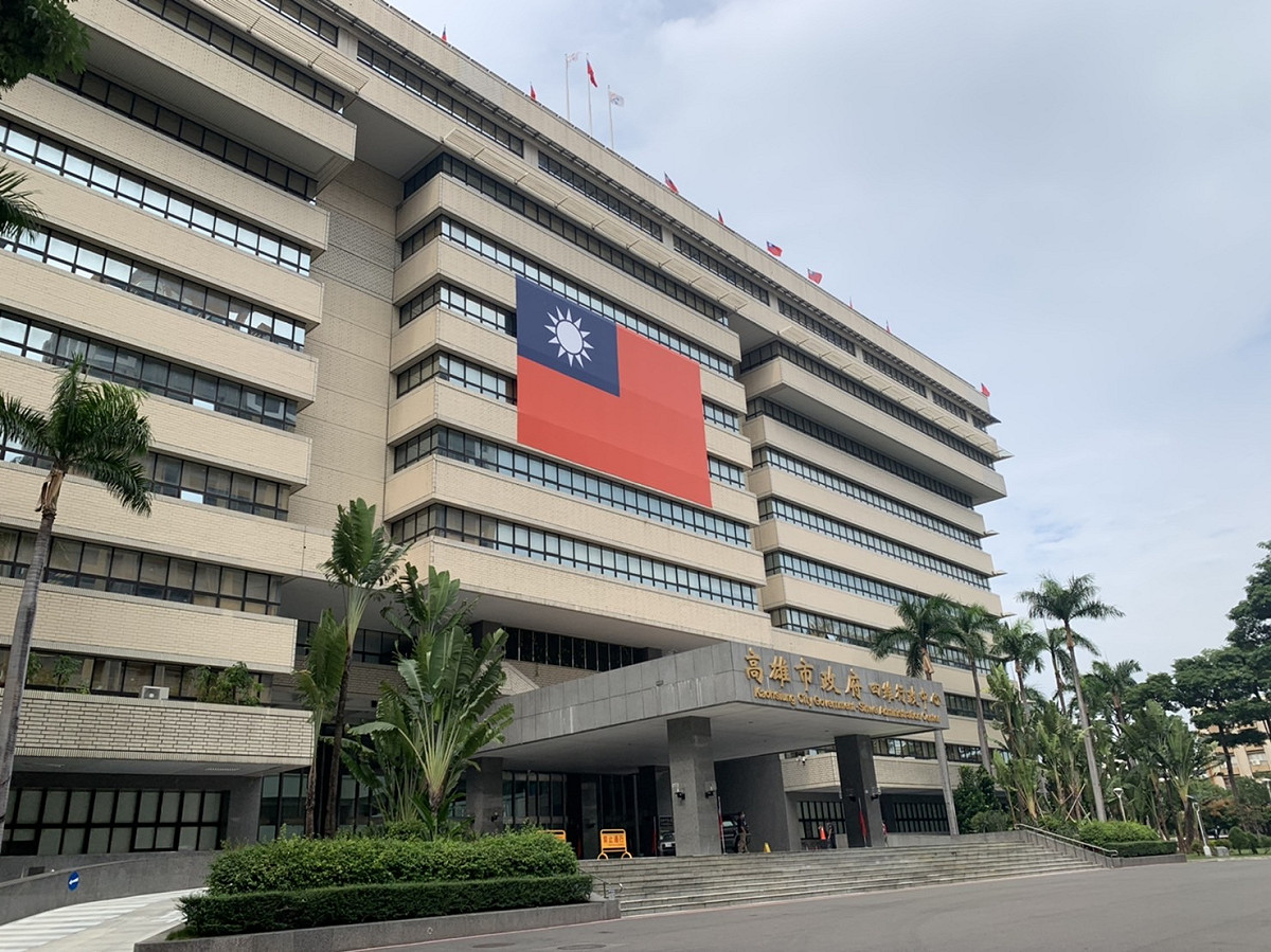 高市府四維行政中心刊掛巨型國旗迎國慶。 圖：高雄市政府提供