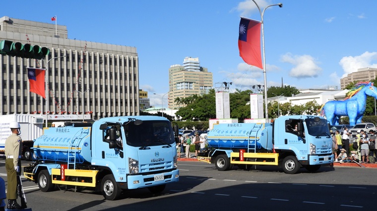 齊心齊力度過百年大旱抗旱裝備—運水車日夜運補送水。 圖：經濟部提供