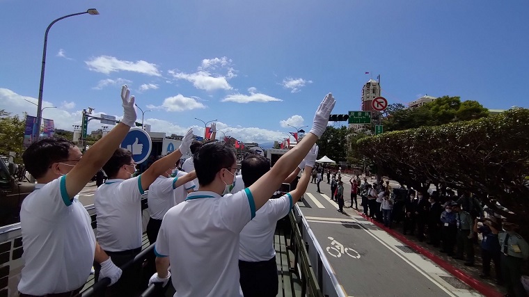 齊心齊力度過百年大旱抗旱英雄參加國慶日遊行。 圖：經濟部提供
