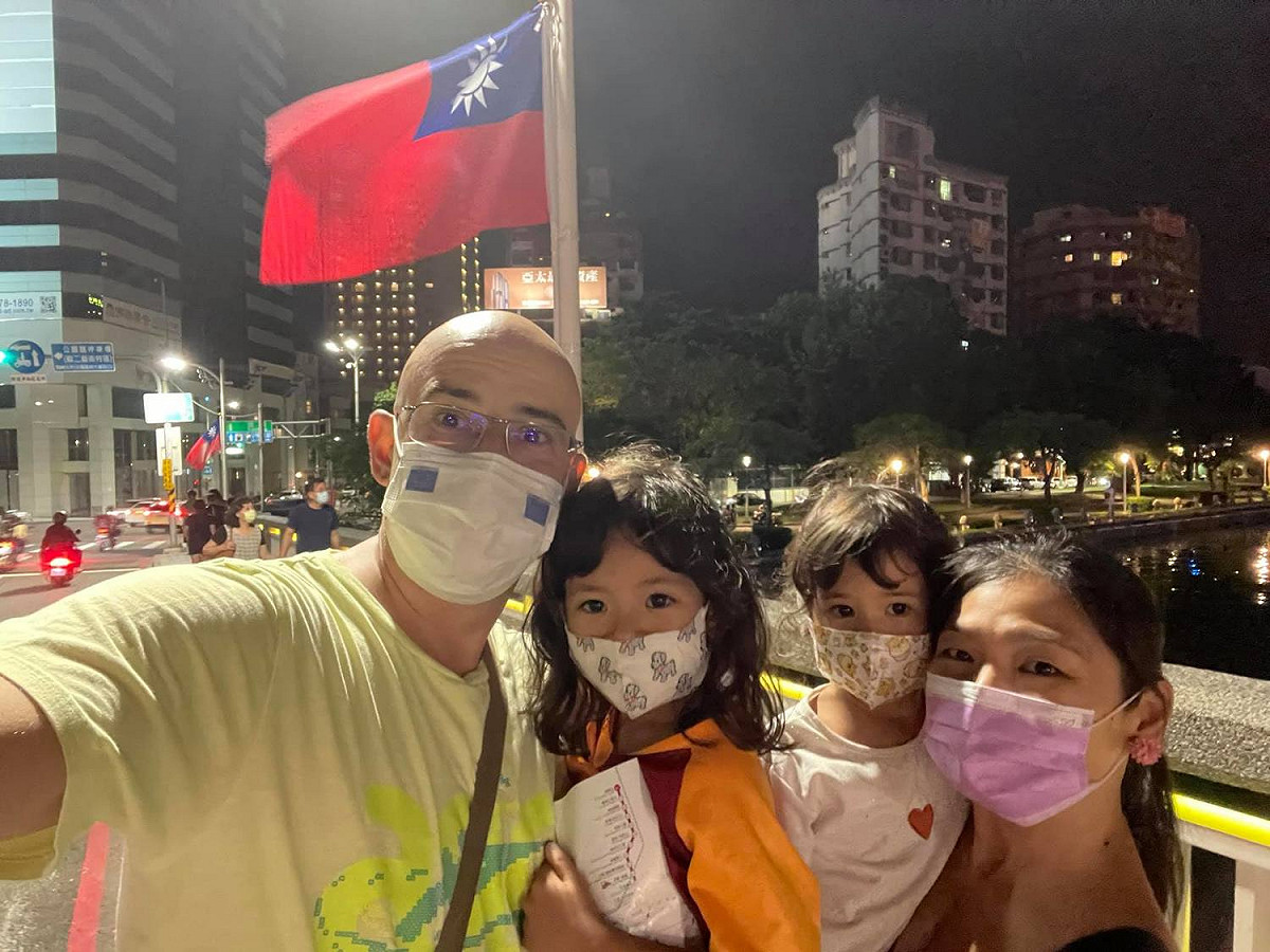 藝人吳鳳一家在高雄橋上與國慶合影。 圖：高雄市政府提供