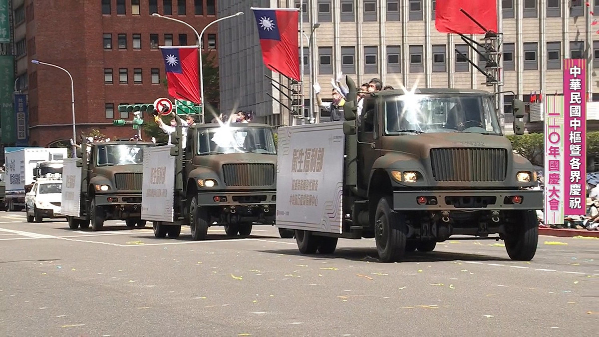 羅一鈞站上衛福部遊行車隊，繞經總統府向民眾揮手。 圖 : 翻攝中華民國讚國慶臉書