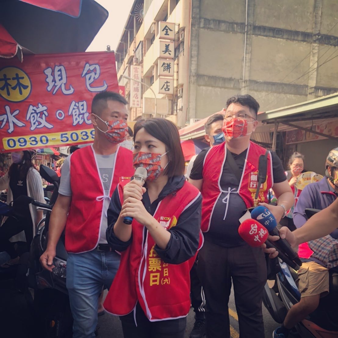 台北市議員徐巧芯今南下與罷免案領銜人楊文元、總部發言人Max、里長鄭伯其和志工等人在沙鹿市場掃街宣傳，呼籲大家要出來投票。 圖：擷取自徐巧芯臉書(資料照)