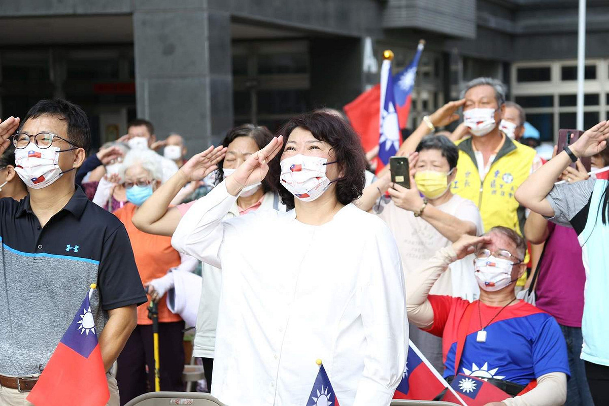 嘉義市長黃敏惠今天雙十國慶參加東區精忠新城升旗典禮。 圖：嘉義市政府/提供