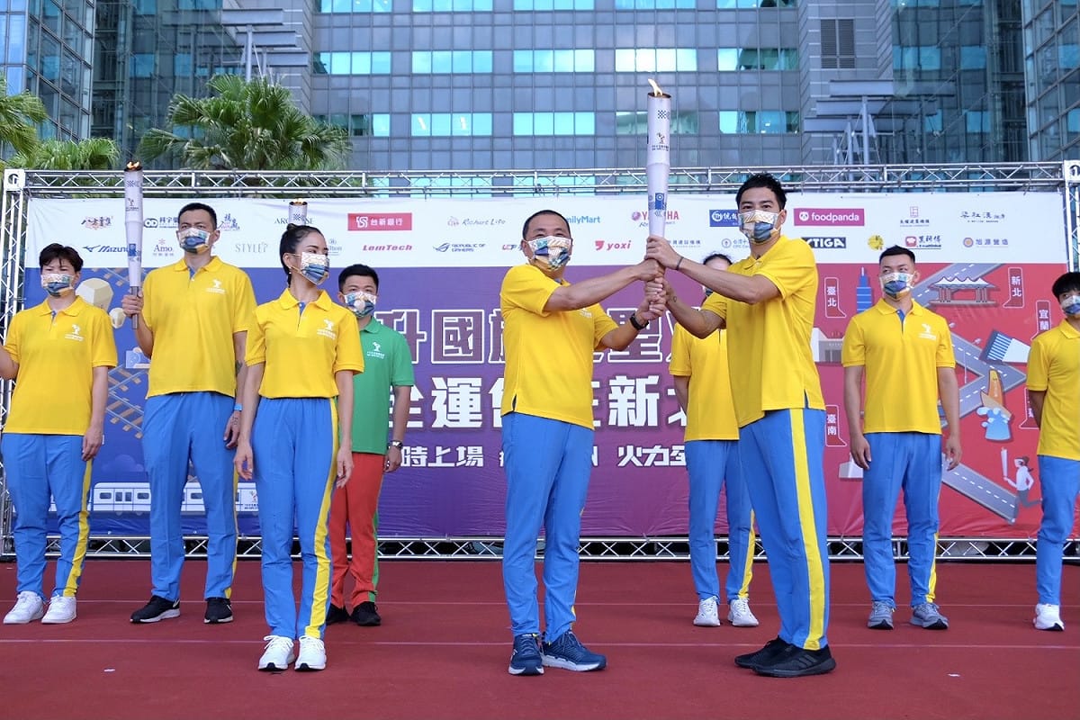 侯友宜親接過聖火後，交棒給撐竿跳全國紀錄保持人謝佳翰。 圖﹕新北市體育處提供