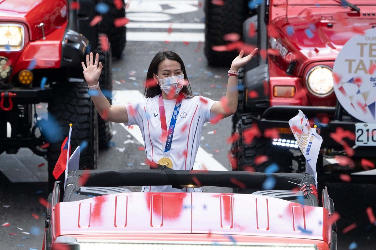 東奧奪牌奪牌選手郭婞淳搭乘吉普車登場。 圖 : 翻攝中華文化總會臉書