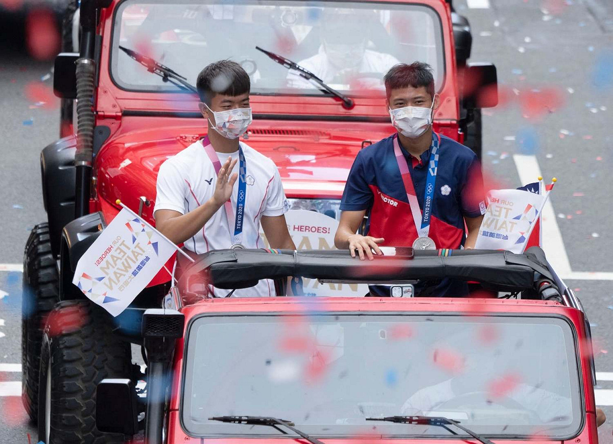 東奧奪牌選手李智凱、湯智鈞搭乘吉普車登場。 圖 : 翻攝中華文化總會臉書