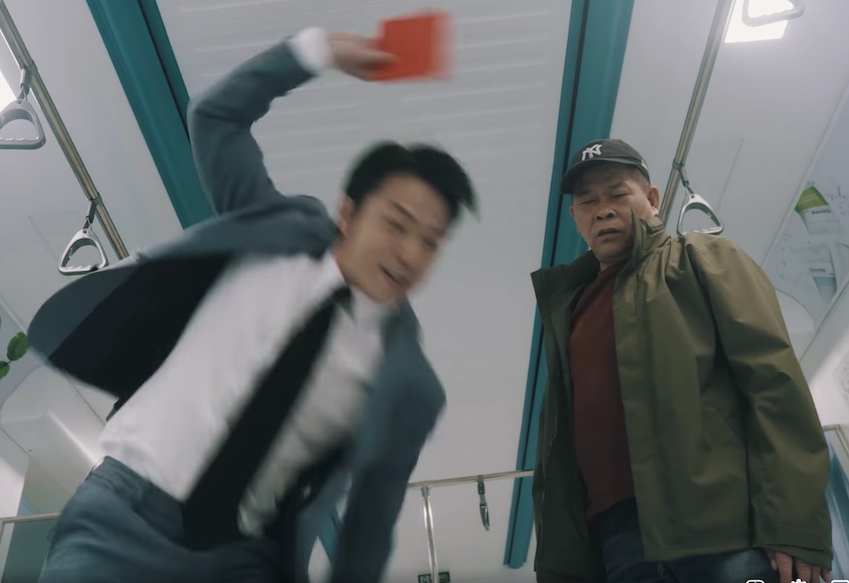 日前澎恰恰頻道上架了自製短片《台版魷魚遊戲我該參加嗎？》，澎洽洽表示，大飛和他對演時原不敢真呼他巴掌，在臉被巴了4次後此片才順利完成。 圖：翻攝自澎恰恰頻道