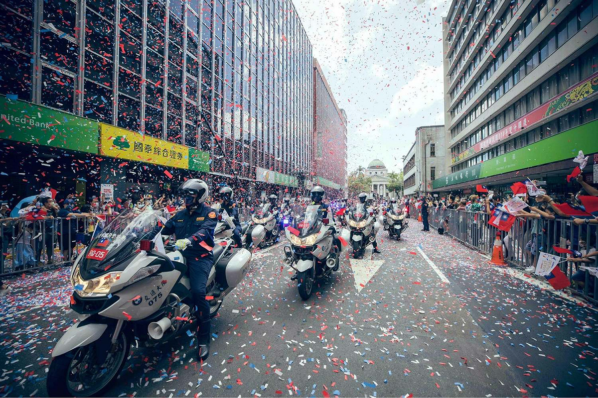 這次英雄遊行邀請對軍警消及各部會，讓因維安管制而無法參與國慶典禮的民眾，也能一睹英雄車隊的英姿。 圖 : 翻攝中華文化總會臉書