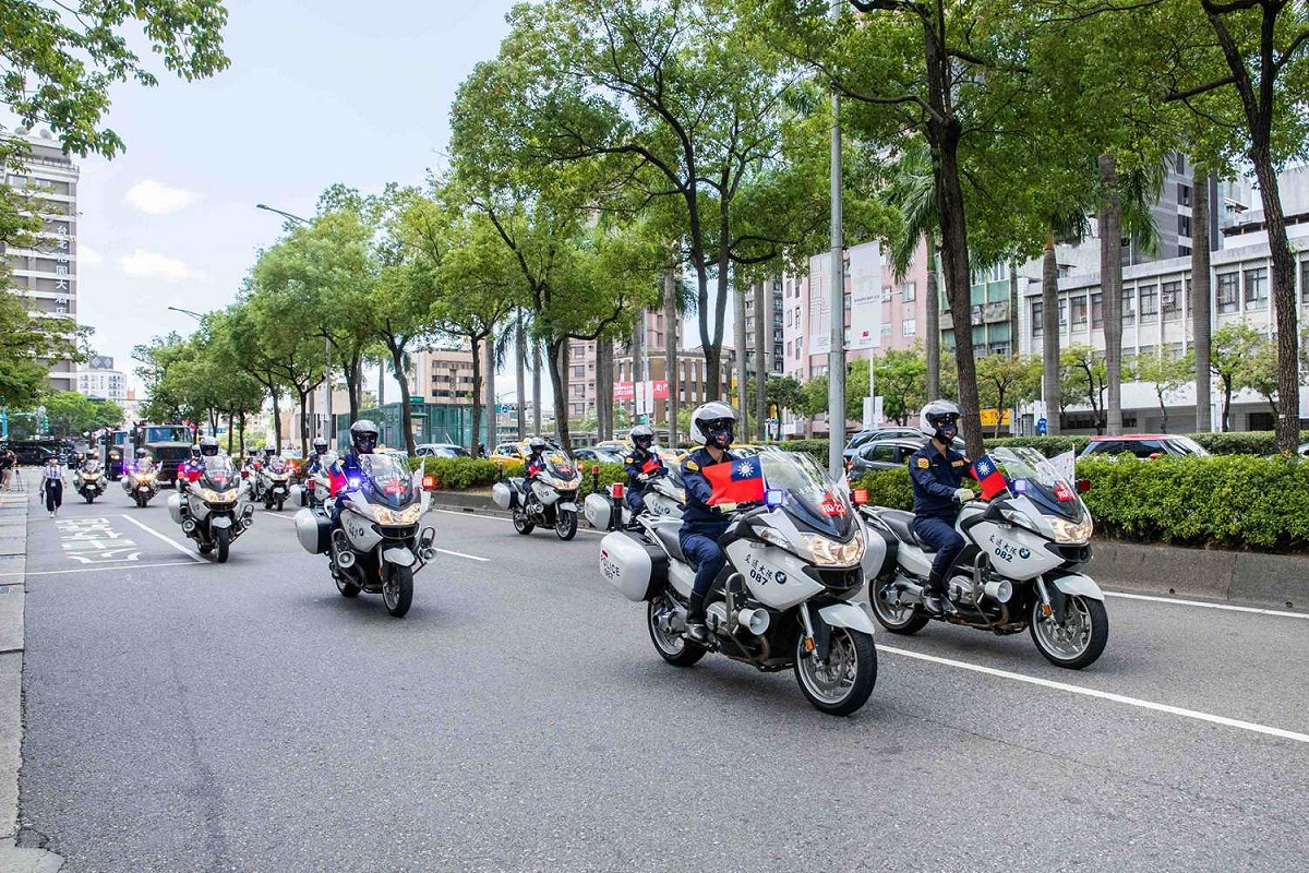 這次英雄遊行邀請對軍警消及各部會，讓因維安管制而無法參與國慶典禮的民眾，也能一睹英雄車隊的英姿。 圖 : 翻攝中華文化總會臉書