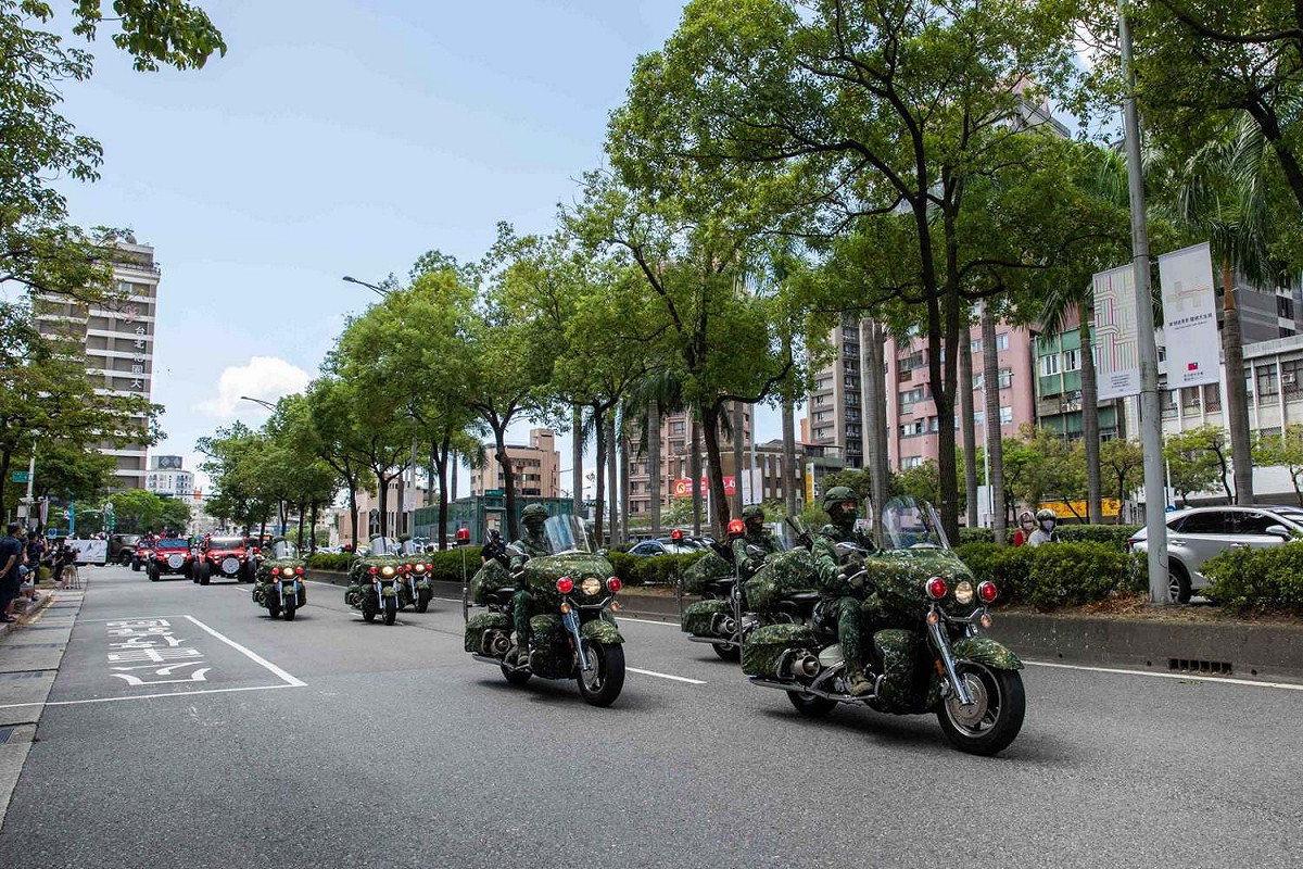 這次英雄遊行邀請對軍警消及各部會，讓因維安管制而無法參與國慶典禮的民眾，也能一睹英雄車隊的英姿。 圖 : 翻攝中華文化總會臉書