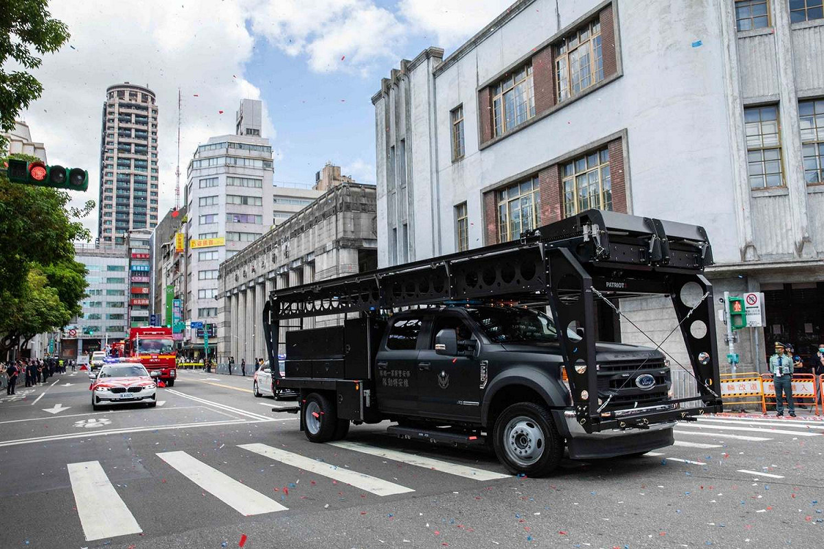 這次英雄遊行邀請對軍警消及各部會，讓因維安管制而無法參與國慶典禮的民眾，也能一睹英雄車隊的英姿。 圖 : 翻攝中華文化總會臉書