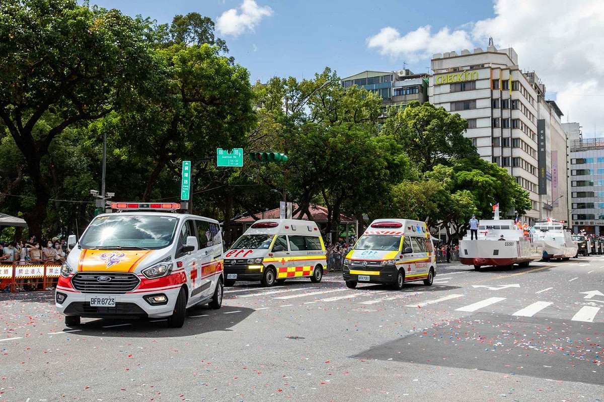 這次英雄遊行邀請對軍警消及各部會，讓因維安管制而無法參與國慶典禮的民眾，也能一睹英雄車隊的英姿。 圖 : 翻攝中華文化總會臉書