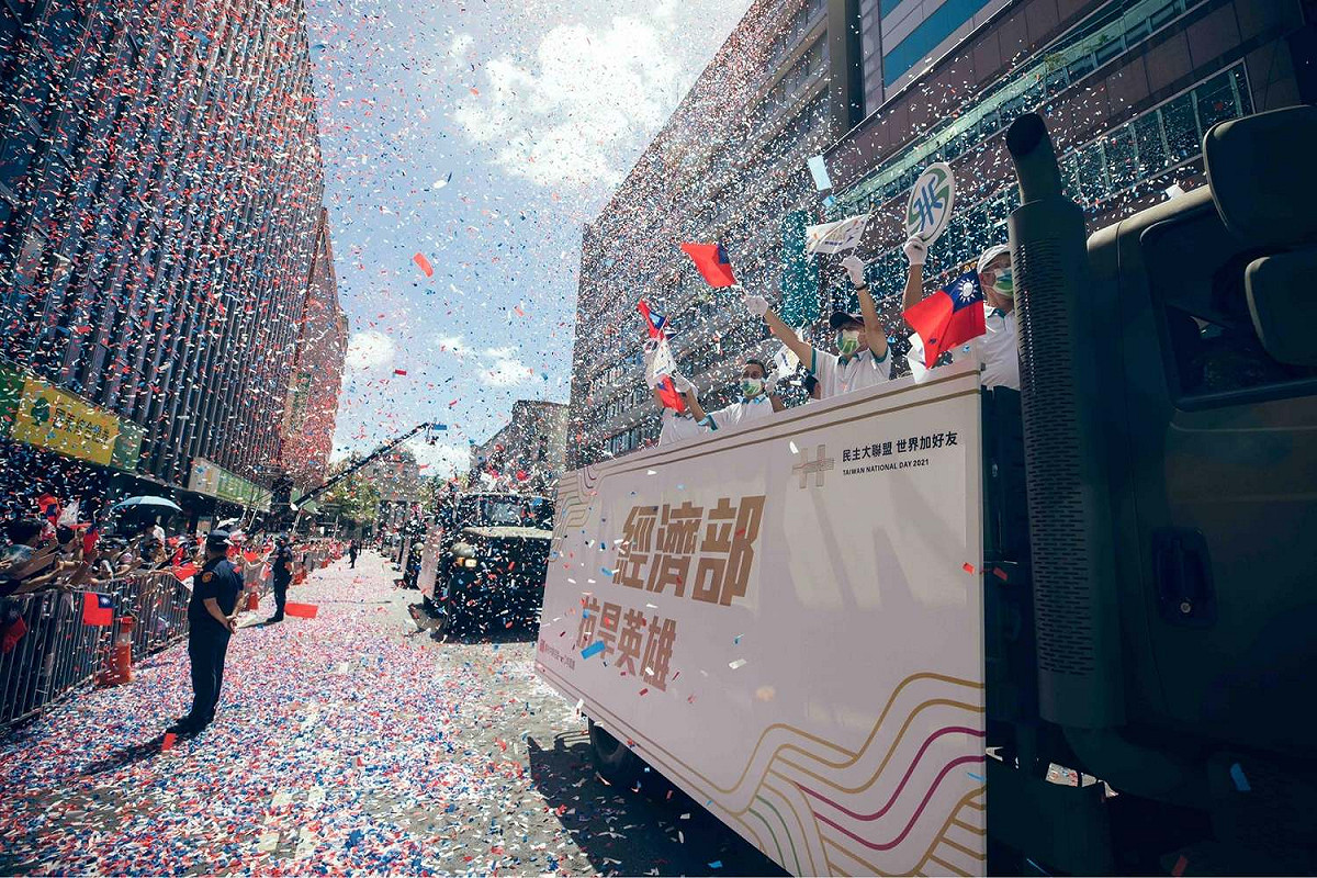 這次英雄遊行邀請對軍警消及各部會，讓因維安管制而無法參與國慶典禮的民眾，也能一睹英雄車隊的英姿。 圖 : 翻攝中華文化總會臉書
