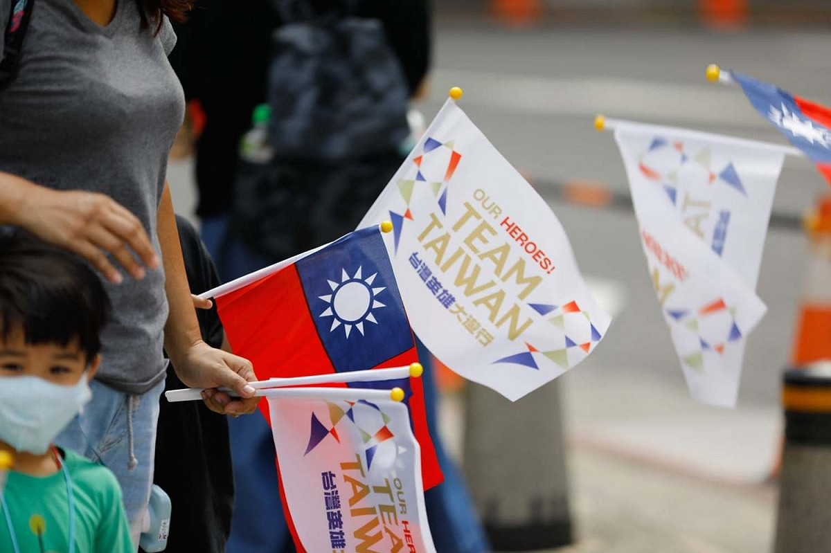 民眾到場一同為英雄歡呼。 圖 : 翻攝中華文化總會臉書