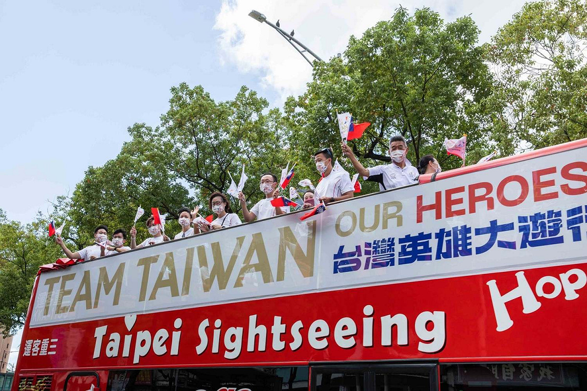 東奧、帕運奪牌選手、代表團國手、教練及團隊一同登場，熱情和民眾揮手互動。 圖 : 翻攝中華文化總會臉書