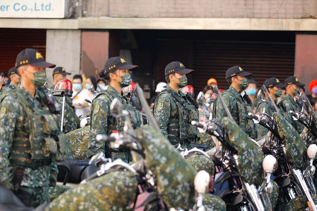 這次英雄遊行邀請對軍警消及各部會，讓因維安管制而無法參與國慶典禮的民眾，也能一睹英雄車隊的英姿。 圖 : 翻攝中華文化總會臉書