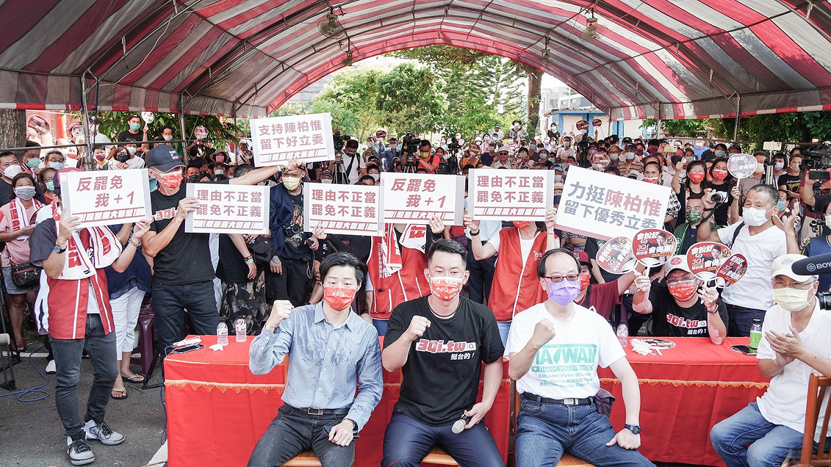立委林昶佐（左）、資深媒體人王瑞德（中）、前台中縣長廖永來以及前國防部長蔡明憲等人今（10）日下午參加在烏日寶林寺舉行「反惡罷」座談會。 陳柏惟服務處/提供