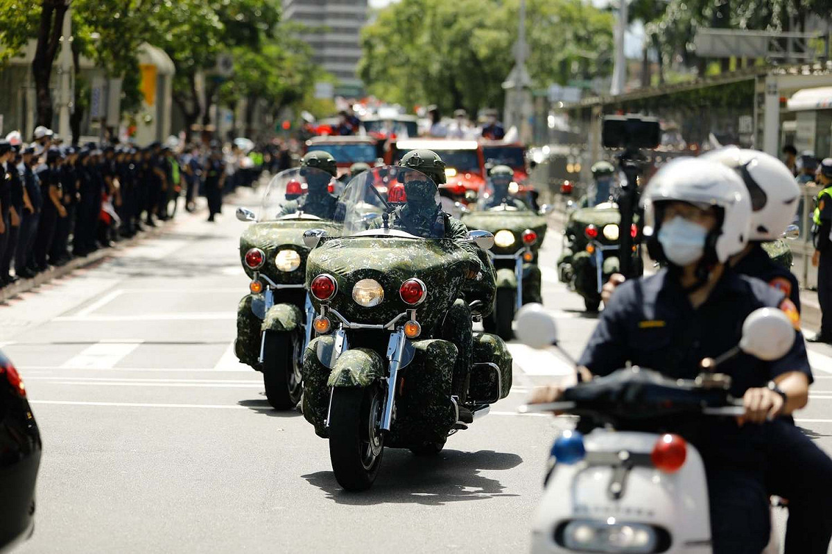 這次英雄遊行邀請對軍警消及各部會，讓因維安管制而無法參與國慶典禮的民眾，也能一睹英雄車隊的英姿。 圖 : 翻攝中華文化總會臉書