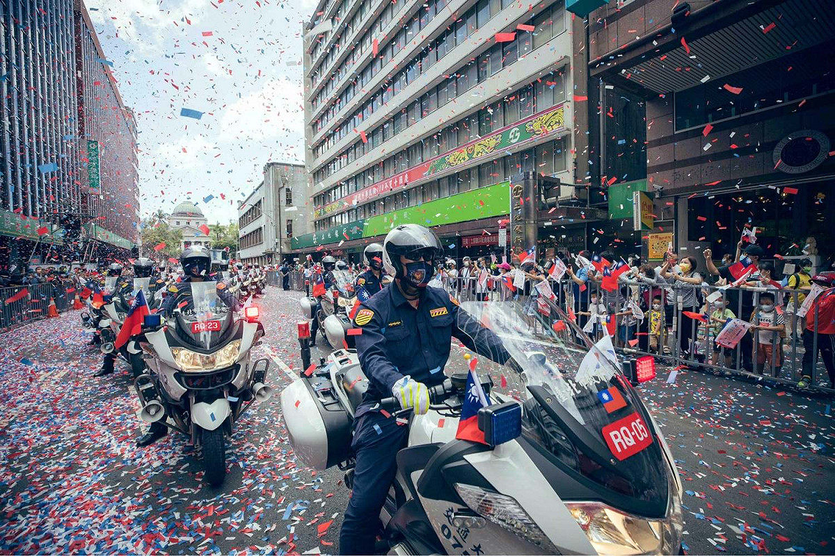 這次英雄遊行邀請對軍警消及各部會，讓因維安管制而無法參與國慶典禮的民眾，也能一睹英雄車隊的英姿。 圖 : 翻攝中華文化總會臉書