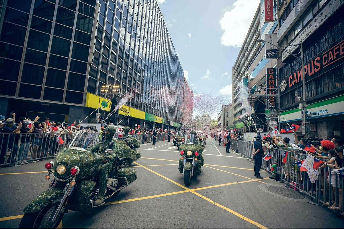 這次英雄遊行邀請對軍警消及各部會，讓因維安管制而無法參與國慶典禮的民眾，也能一睹英雄車隊的英姿。 圖 : 翻攝中華文化總會臉書