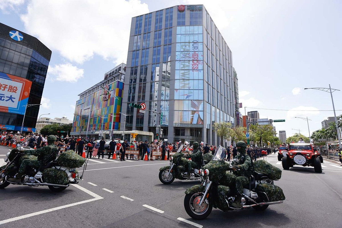 這次英雄遊行邀請對軍警消及各部會，讓因維安管制而無法參與國慶典禮的民眾，也能一睹英雄車隊的英姿。 圖 : 翻攝中華文化總會臉書