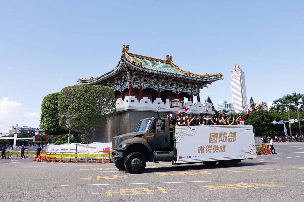 這次英雄遊行邀請對軍警消及各部會，讓因維安管制而無法參與國慶典禮的民眾，也能一睹英雄車隊的英姿。 圖 : 翻攝中華文化總會臉書