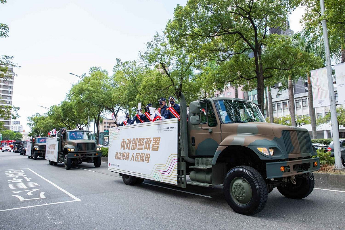 這次英雄遊行邀請對軍警消及各部會，讓因維安管制而無法參與國慶典禮的民眾，也能一睹英雄車隊的英姿。 圖 : 翻攝中華文化總會臉書