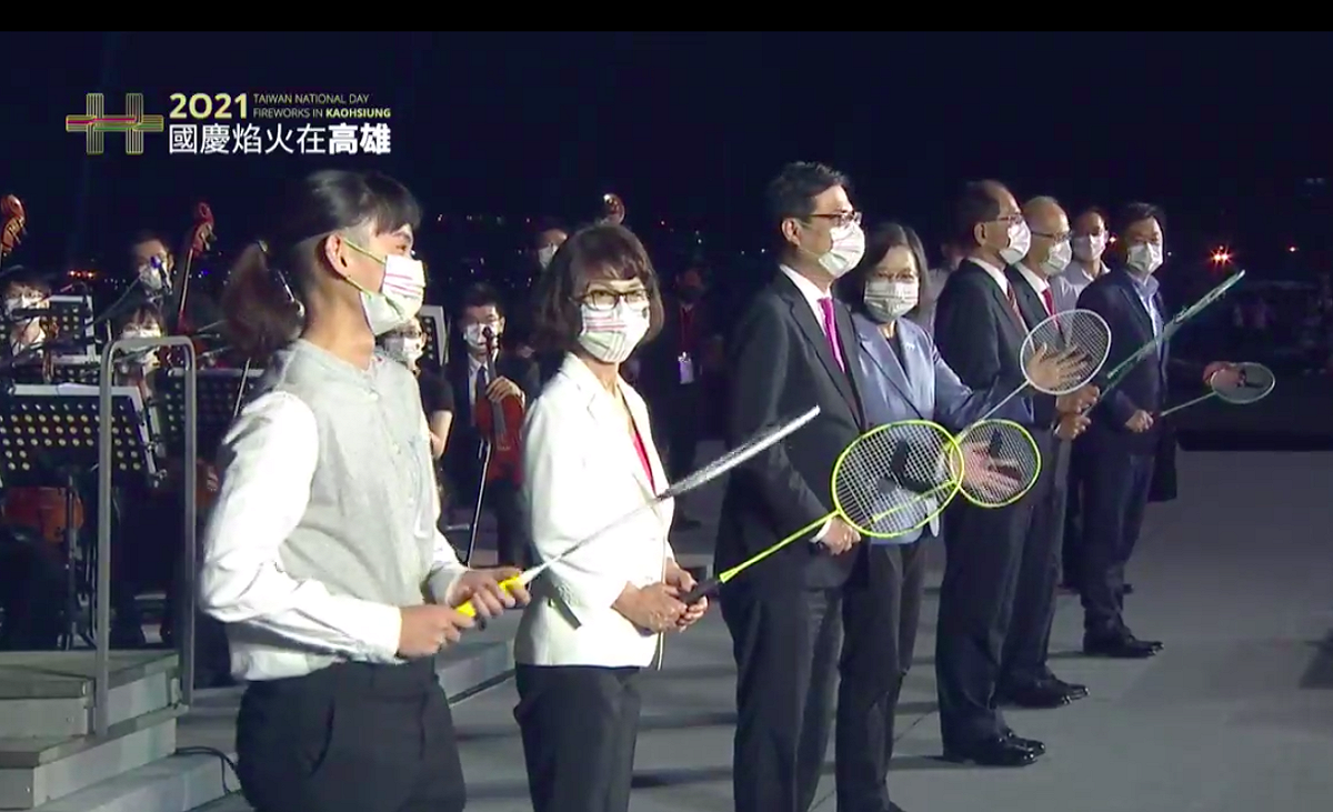 煙火施放前，戴資穎親自指導總統蔡英文等長官們如何揮拍。 圖：擷取自高雄市政府直播