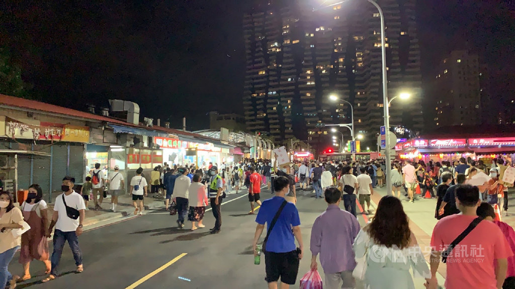 新北市淡水漁人碼頭10日晚間推出精彩煙火秀，適逢連續假期，吸引大批民眾到場熱情參與，會後動員公車及輕軌列車，迅速完成現場人潮疏運。 圖：新北市漁業處提供