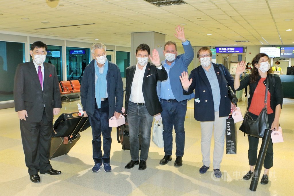 法國參議院台灣研究交流小組參訪團一行人特別與外交部人員在C6登機門合影留念，李察（左2）並未發表談話，團員們也向送機人員及採訪記者揮手致意。 圖/中央社