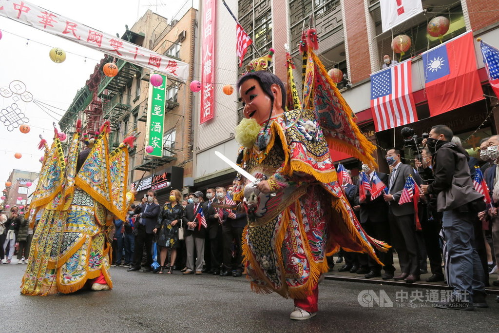 紐約中華公所當地時間10日慶祝雙十國慶，紐約花蓮慈惠堂的慈惠三太子表演揭開活動序幕。 圖/中央社