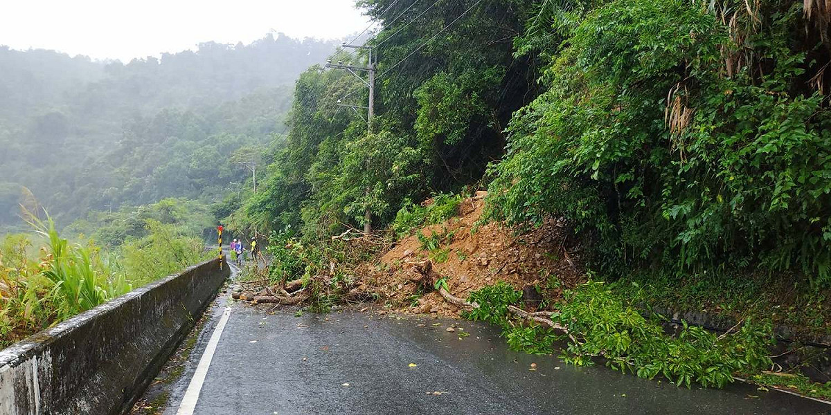清水地熱聯外道路發生邊坡坍塌，道路無法通行。 圖/宜蘭縣長林姿妙臉書粉專