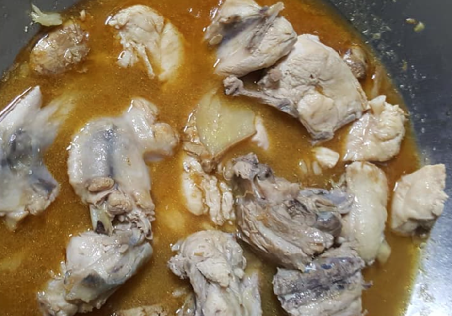 一名媽媽分享「麻油雞」的簡易做法，湯頭甜又美味，讓家人整鍋吃光光。 圖／翻攝自《家常菜》