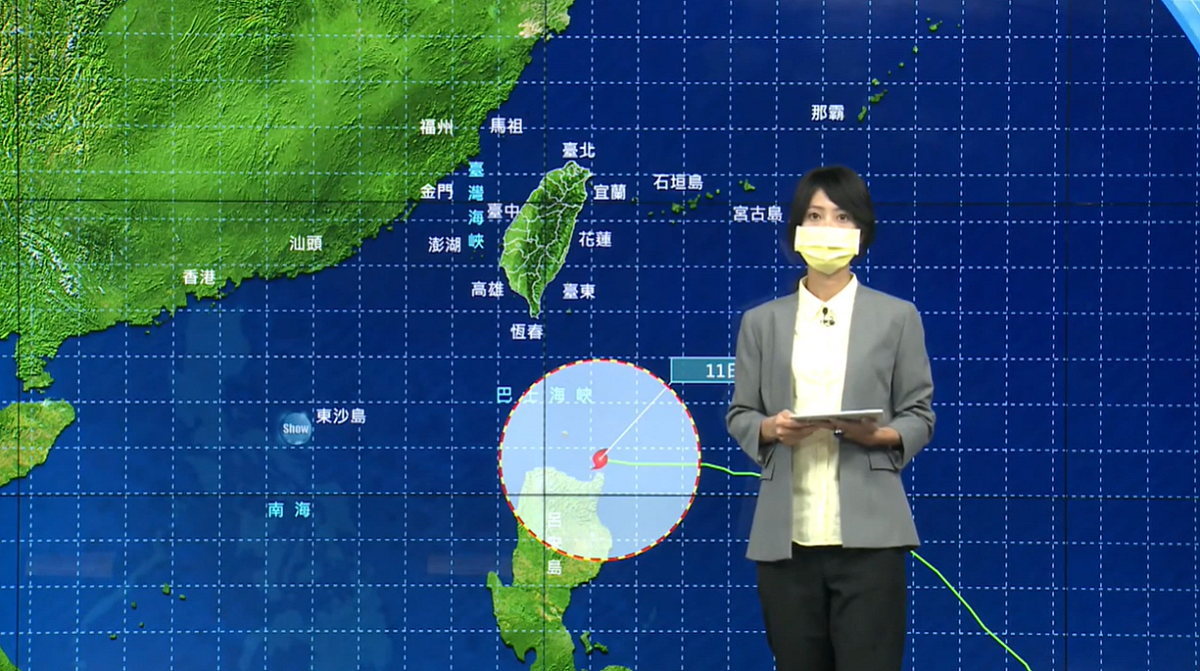 交通部中央氣象局今(11)17:40發布海上颱風警報即時線上直播中指出，今天晚上到明天上午是圓規颱風影響最明顯的時候，尤其是北部、東半部山區，要特別留意大豪雨。 圖: 翻攝自Youtube/氣象局