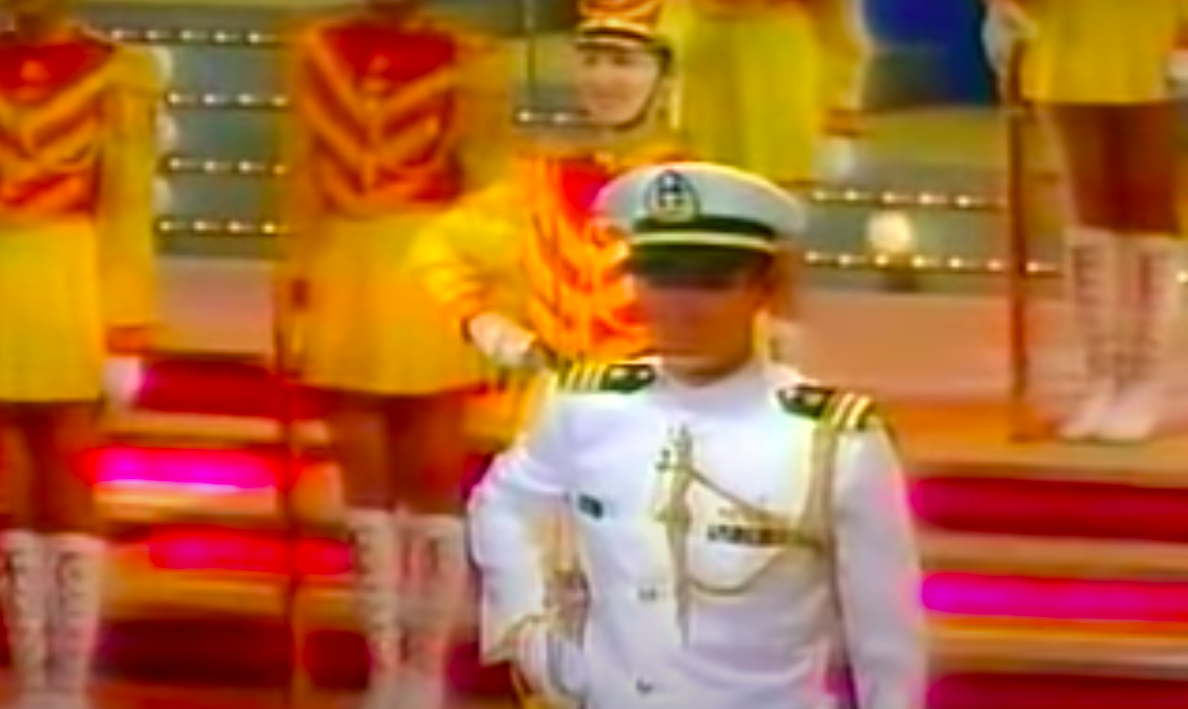 劉德華曾參加1993年台灣國慶典禮，還身穿白色軍裝向李登輝總統敬禮。 圖：擷取自YouTube